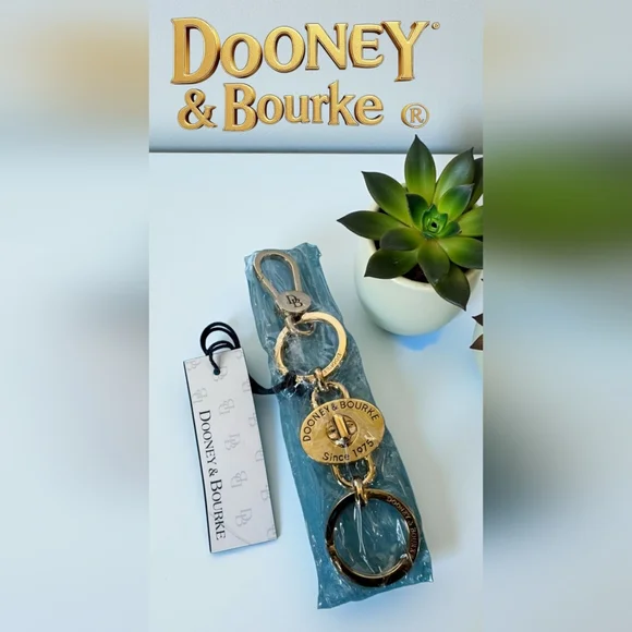 Dooney & Bourke Turnlock Valet Key Fob keychain - Picture 2 of 4